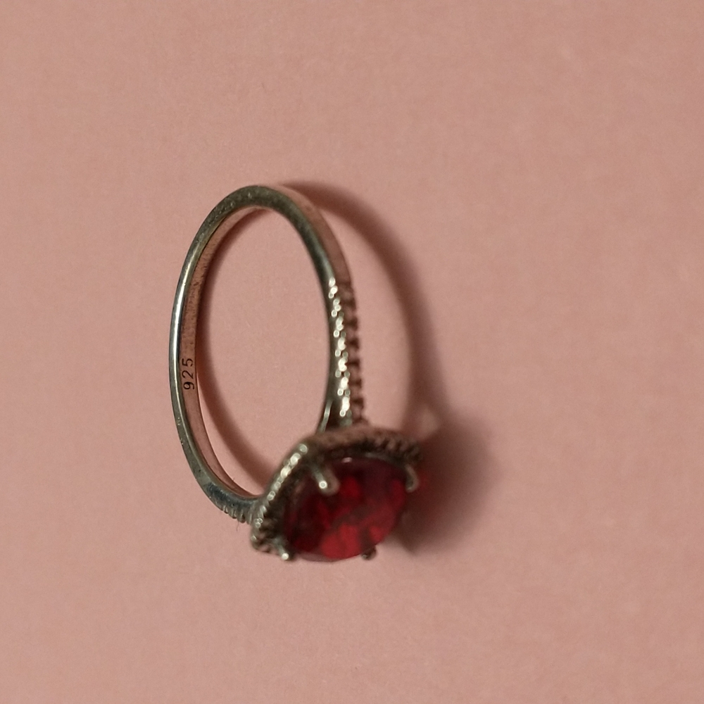 Beautiful deep red ruby cushion cut ring - Picture 5 of 8